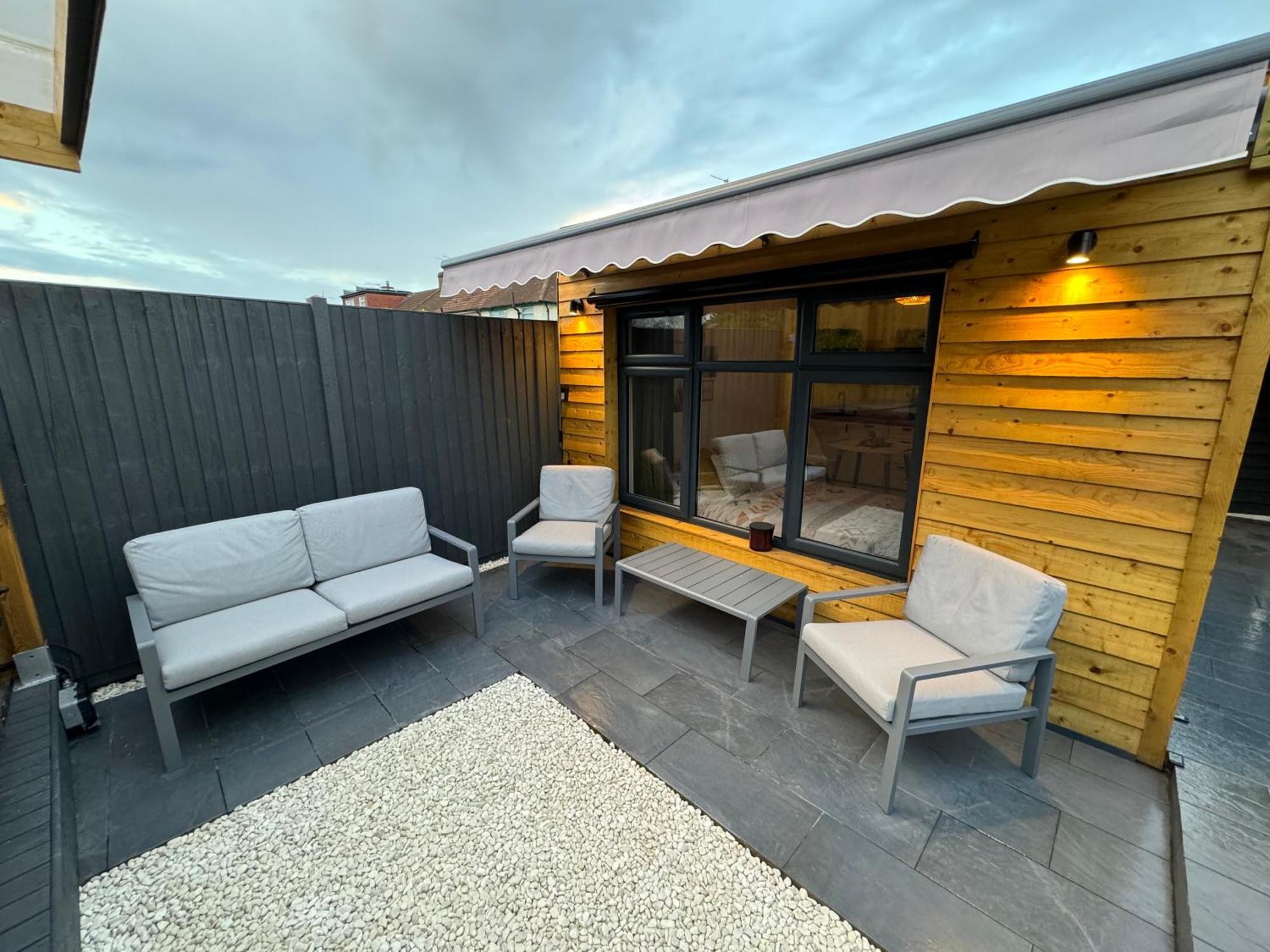 Wild & Free Hot Tub Retreat Apartamento Dartford Exterior foto