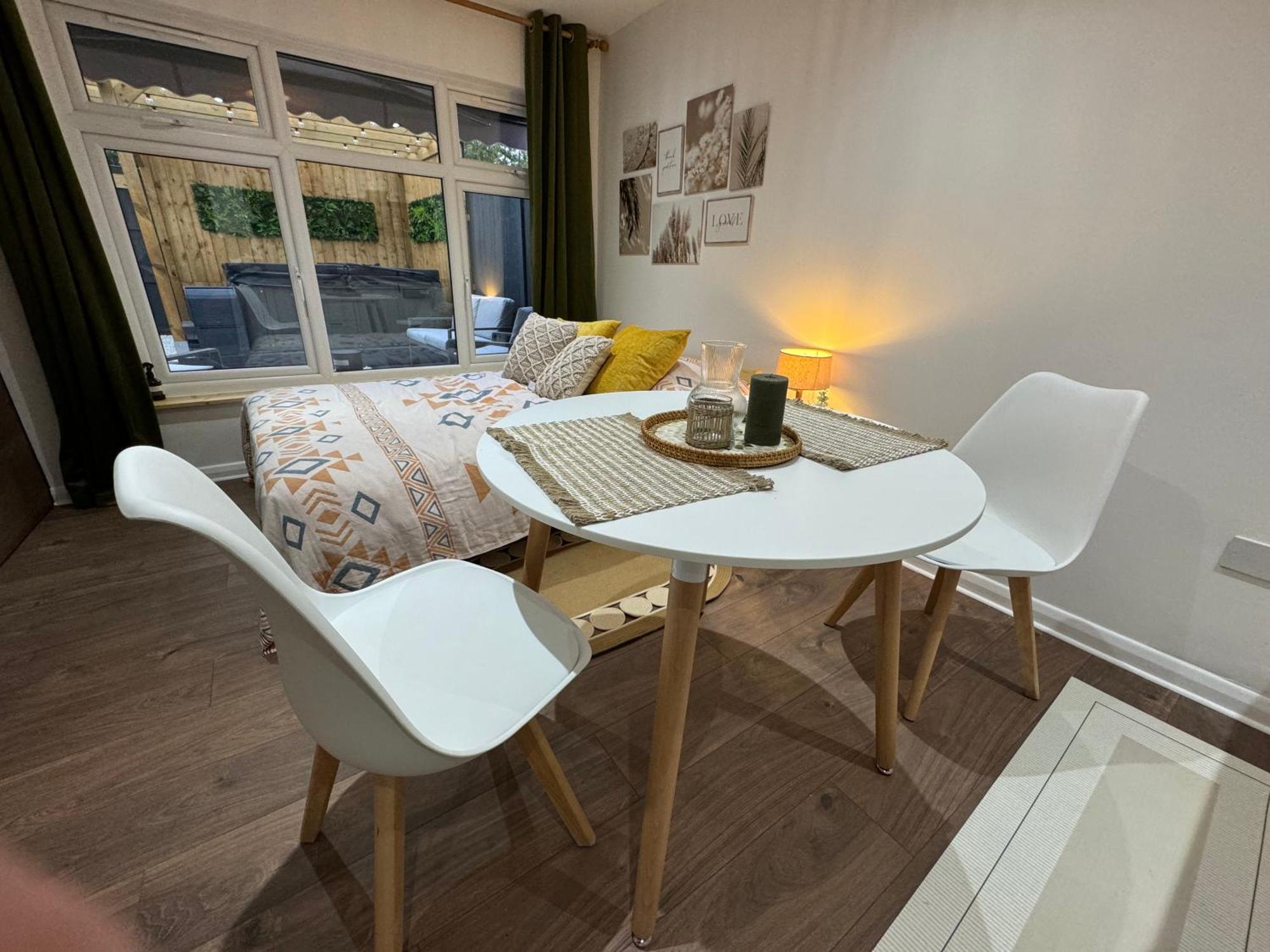 Wild & Free Hot Tub Retreat Apartamento Dartford Exterior foto