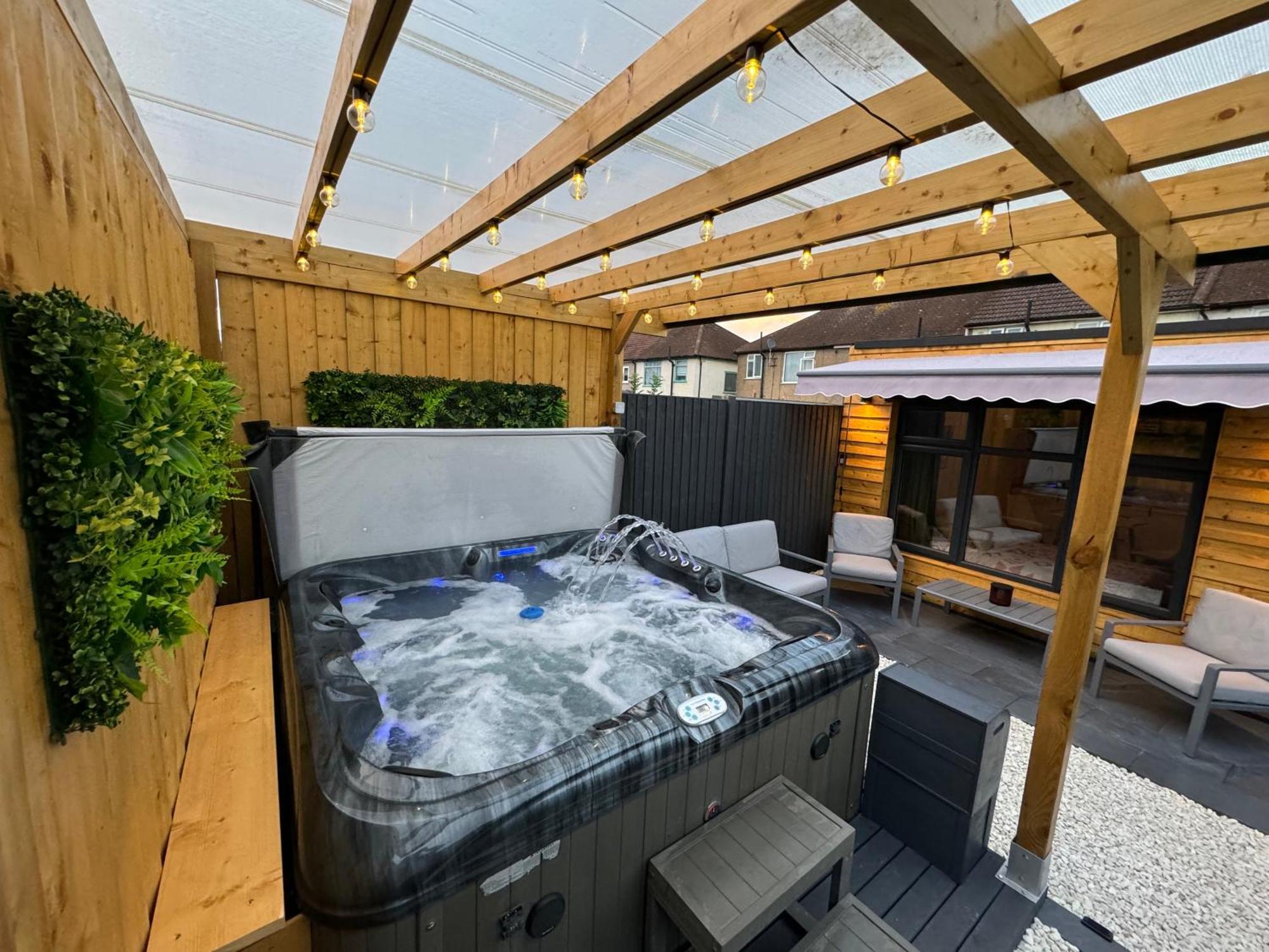 Wild & Free Hot Tub Retreat Apartamento Dartford Exterior foto